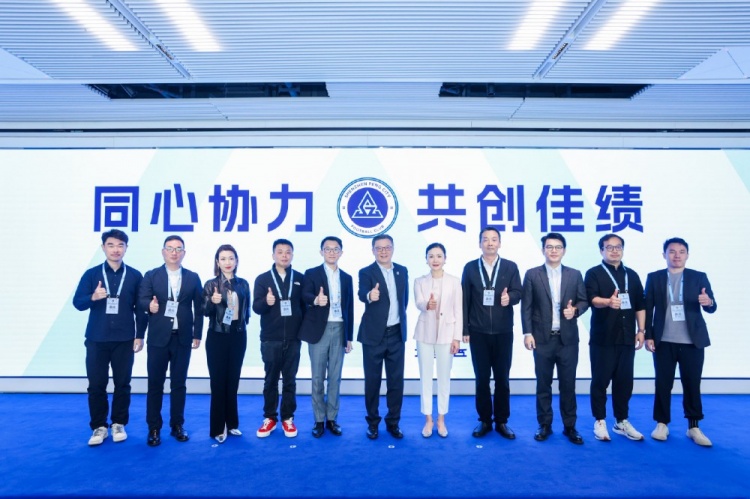 足球報：10家企業(yè)捧場新賽季出征儀式，深圳新鵬城進一步做強做優(yōu)